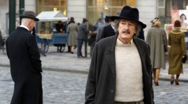 Geoffrey Rush jako Albert Einstein w produkcji "Geniusz" LIFESTYLE, Film - Produkcja "Geniusz" przedstawia sylwetkę i osiągnięcia naukowe Alberta Einsteina, a także ukazuje jego ludzkie oblicze i skomplikowane, pełne namiętności związki. Premiera 23 kwietnia o godz. 21:30 na National Geographic.