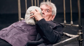 Już 25 i 27 sierpnia Teatr Pieśń Kozła wystąpi w Gdańsku LIFESTYLE, Teatr - Wrocławski teatr zaprezentuje dwa spektakle: legendarne już „Pieśni Leara” oraz „Hamlet-komentarz”. To okazja, by zobaczyć autorskie, doceniane na całym świecie interpretacje sztuk Szekspira i posłuchać polifonicznego śpiewu, z którego słynie Teatr Pieśń Kozła.