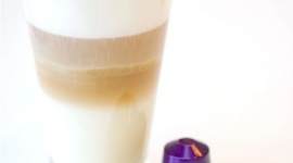 DIABEŁ PIJA LATTE W STREFIE NESPRESSO 44.FPFF W GDYNI LIFESTYLE, Film - Nespresso jest idealną kawą do rozmów o filmie, dlatego podczas 44.FPFF w Gdyni w Teatrze Muzycznym została przygotowana specjalna Strefa Nespresso dla gości, którzy nie wyobrażają sobie dnia bez mocnego espresso lub aromatycznego latte.